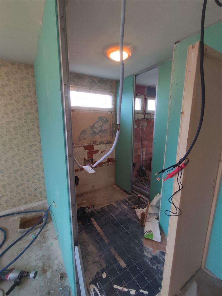 Salle de bains en cours de chantier, cloisons hydrofuges montées et gaines en attente